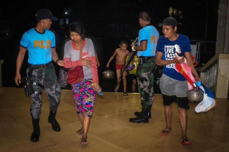 تصاویر وقوع طوفان در شب کریسمس در فیلیپین,عکس های وقوع طوفان در شب کریسمس در فیلیپین,تصاویر میلاد کریسمس