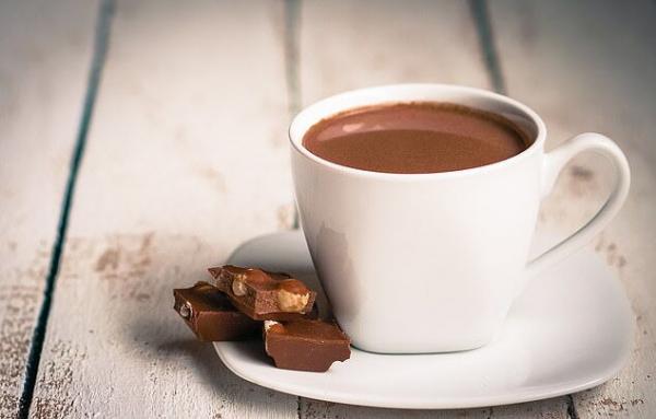 فواید کاکائوی داغ برای افراد مسن