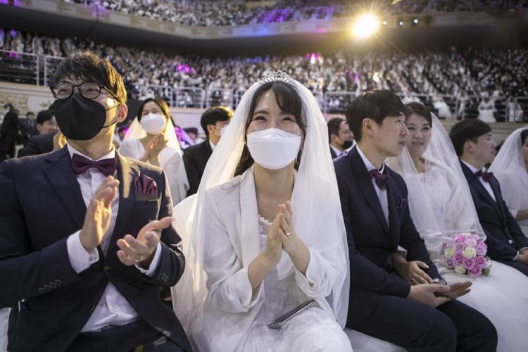 تصاویر مراسم ازدواج دسته‌جمعی در کره‌جنوبی,عکس های مراسم ازدواج دسته‌جمعی در کره‌جنوبی,تصاویر ازدواج دسته‌جمعی در سایه ویروس کرونا