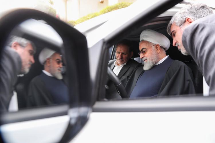 تصاویر حسن روحانی ,عکس های حسن روحانی,تصاویر حسن روحانی پشت فرمان خودرو جدید ملی