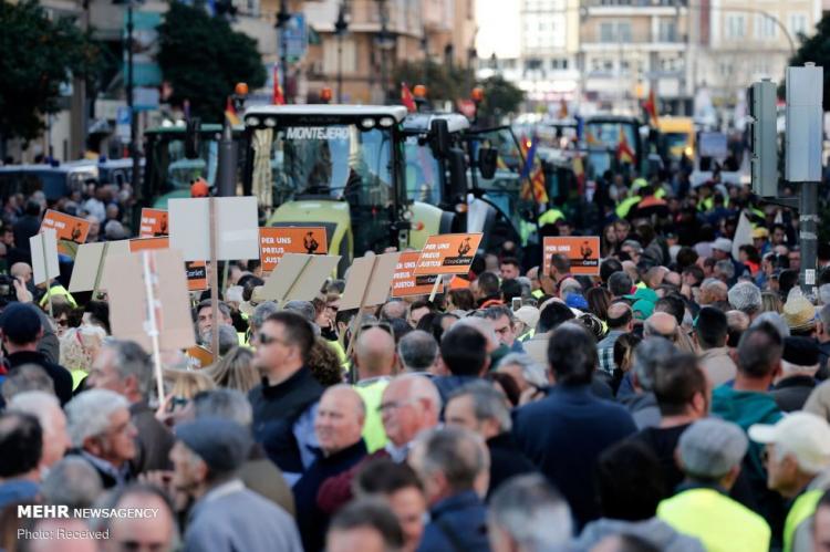 تصاویر اعتراض کشاورزان با تراکتور در اسپانیا,عکس های اعتراض کشاورزان با تراکتور در اسپانیا,تصاویر کشاورزان اسپانیایی