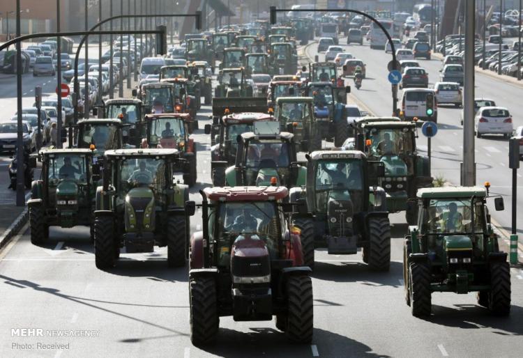 تصاویر اعتراض کشاورزان با تراکتور در اسپانیا,عکس های اعتراض کشاورزان با تراکتور در اسپانیا,تصاویر کشاورزان اسپانیایی