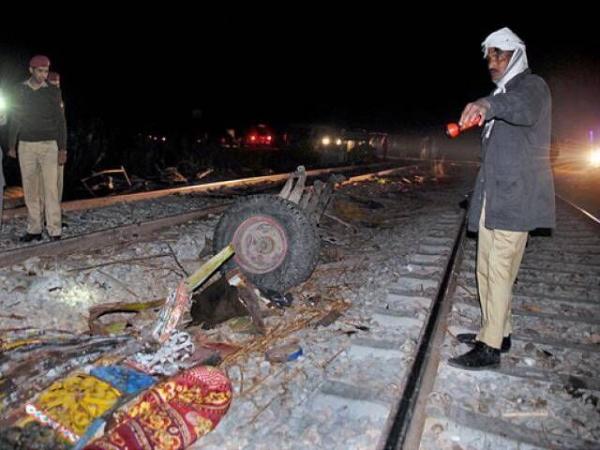 برخورد قطار با اتوبوس در پاکستان,اخبار حوادث,خبرهای حوادث,حوادث