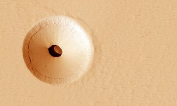 حفره‌ای در یک کوه آتشفشانی مریخی