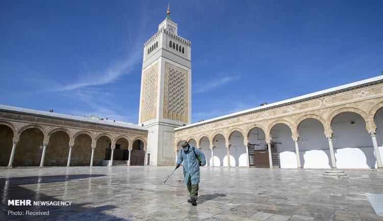 تصاویر ضد عفونی کردن مساجد تونس,عکس های ضد عفونی محل عبور نمازگزاران تونس,تصاویر پیشگیری از ویروس کرونا