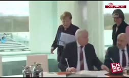 فیلم/ دست‌ندادن وزیر کشور آلمان با مرکل به دلیل کرونا