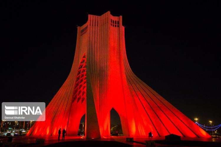 تصاویر قرمز شدن برج آزادی تهران,عکس های قرمز شدن برج آزادی تهران,تصاویر قرمز شدن برج آزادی همزمان با روز جهانی هموفیلی