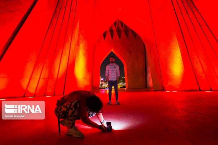 تصاویر قرمز شدن برج آزادی تهران,عکس های قرمز شدن برج آزادی تهران,تصاویر قرمز شدن برج آزادی همزمان با روز جهانی هموفیلی