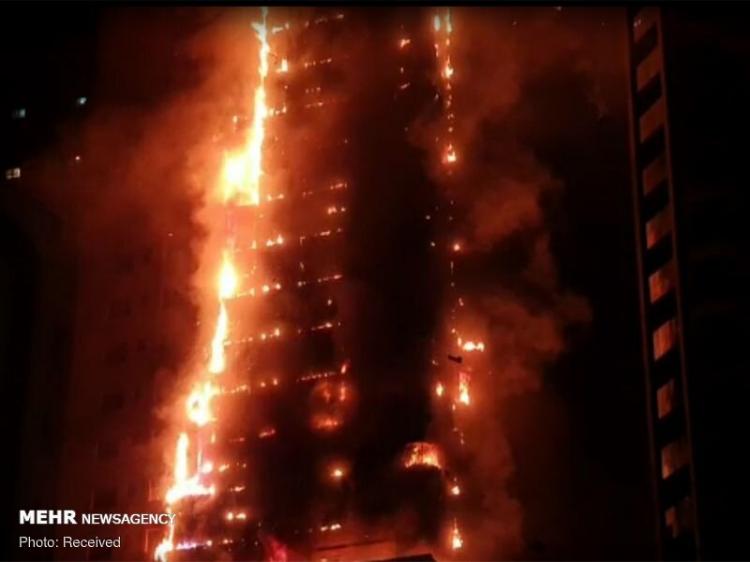 تصاویر آتش سوزی یک برج مسکونی در شارجه امارات,عکس های آتش سوزی یک برج مسکونی در امارات,تصاویر آتش گرفتن برج مسکونی در شارجه