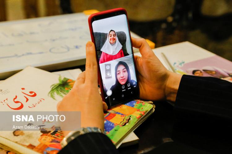 تصاویر آموزش مجازی معلمان,عکس های آموزش با گوشی توسط معلمان,تصاویر وضعیت معلمان در روزهای کرونایی