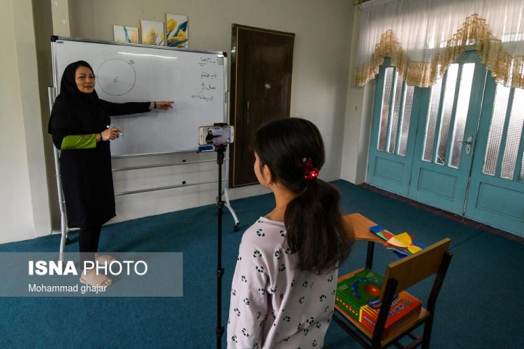 تصاویر آموزش مجازی معلمان,عکس های آموزش با گوشی توسط معلمان,تصاویر وضعیت معلمان در روزهای کرونایی