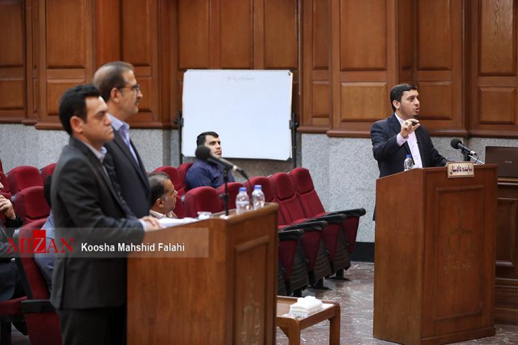 تصاویر چهارمین جلسه رسیدگی به اتهامات اکبر طبری,عکس های دادگاه اکبر طبری,تصاویری از دادگاه چهارم اکبر طبری