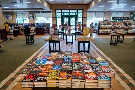 چیدمان کتاب روی زمین راه‌حل بزرگترین فروشگاه‌ کتاب در آمریکا در ایام کرونا,اخبار جالب,خبرهای جالب,خواندنی ها و دیدنی ها