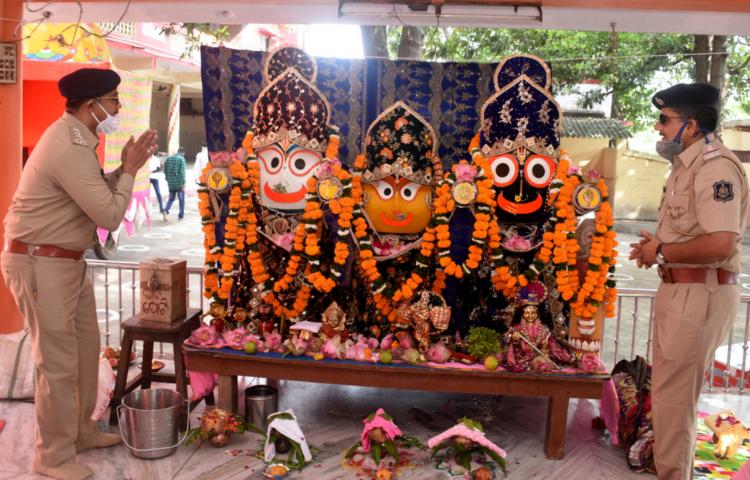 تصاویر جشنواره ارابه زیر سایه کرونا در هند,عکس های جشنواره هندی به اسم ارابه,عکس های جشنواره هندی ارابه