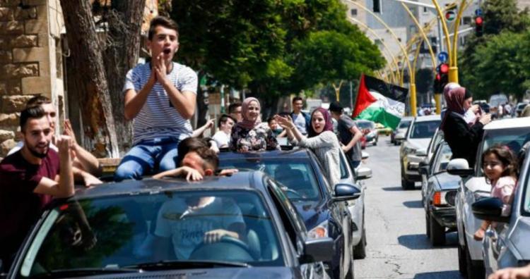 تصاویر جشن خیابانی دانش آموزان فارغ التحصیل فلسطینی,عکس های دانش آموزان فارغ التحصیل فلسطینی,تصاویر دانش آموزان اهل فلسطین