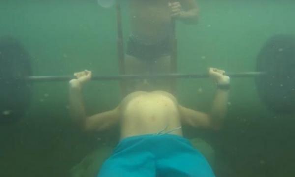 بلند کردن وزنه در زیر آب توسط مرد روسی,اخبار جالب,خبرهای جالب,خواندنی ها و دیدنی ها
