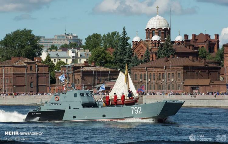 تصاویر مراسم روز نیروی دریایی روسیه,عکس های رژه نیروی دریایی روسیه,عکسهای مراسم روز نیروی دریایی روسیه