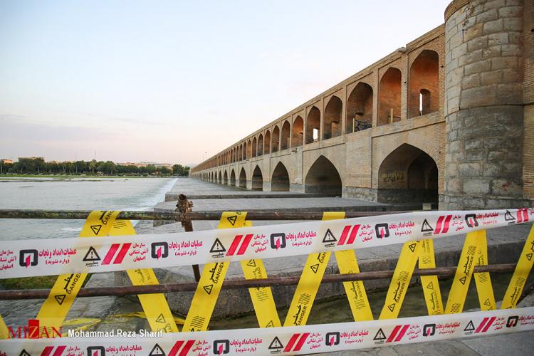 تصاویر مسدود کردن قسمت‌هایی از سی و سه پل اصفهان,عکس هایی از مسدود شدن سی و سه پل,تصاویر عدم اجازه ورود به دهانه های پایینی سی و سه پل