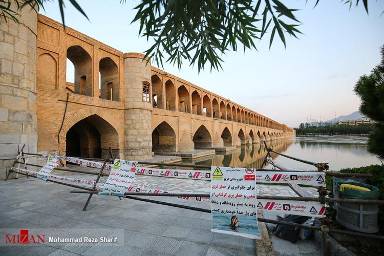 تصاویر مسدود کردن قسمت‌هایی از سی و سه پل اصفهان,عکس هایی از مسدود شدن سی و سه پل,تصاویر عدم اجازه ورود به دهانه های پایینی سی و سه پل