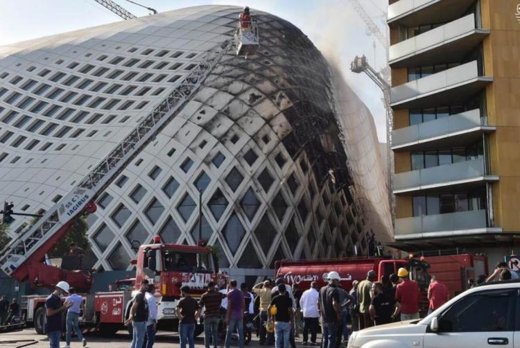 تصاویر آتش‌سوزی در ساختمان مشهور منطقه تجاری بیروت,عکس های آتش سوزی در بیروت,تصاویر آتش سوزی در ساختمان تجاری بیروت