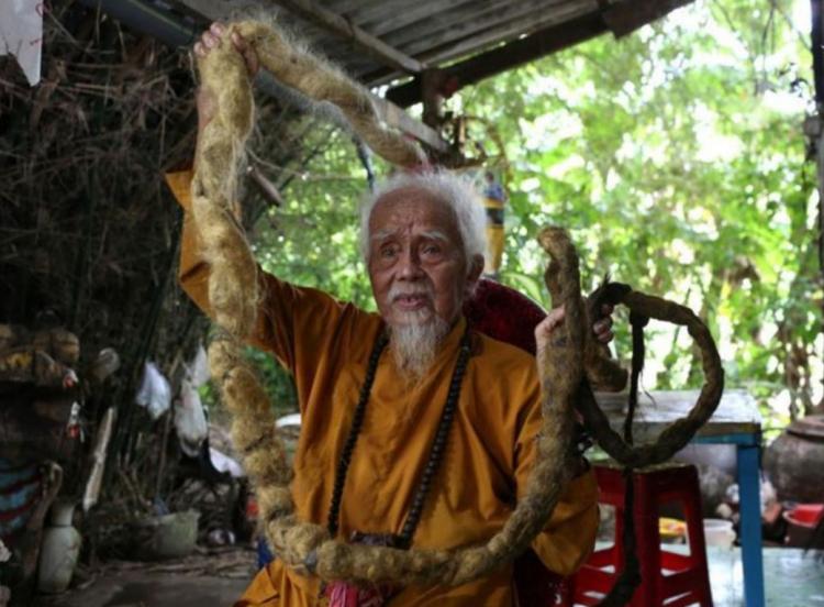 تصاویر پیرمرد ۹۲ ساله با موهای ۵ متری,عکس های یک پیرمرد با موهای بلند,تصاویر پیرمرد چینی با موهای پنج متری