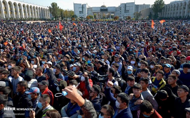 تصاویر اعتراضات به نتایج انتخابات مجلس قرقیزستان,عکس های اعتراضات به نتایج انتخابات در قرقیزستان,تصاویر اعتراضات در قرقیزستان