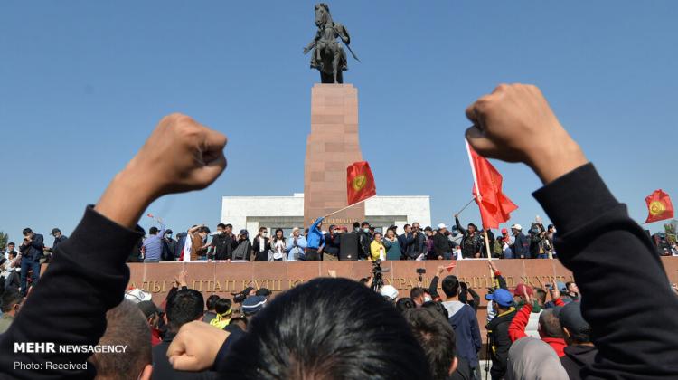 تصاویر اعتراضات به نتایج انتخابات مجلس قرقیزستان,عکس های اعتراضات به نتایج انتخابات در قرقیزستان,تصاویر اعتراضات در قرقیزستان