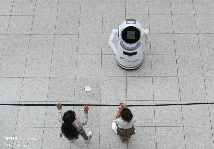 تصاویر استفاده از ربات‌ها برای مقابله با کرونا,عکس های ربات ها در بیمارستان ها,تصاویری از حضور ربات ها در بیمارستان ها