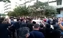  فیلم/ همخوانی دوستداران مرحوم محمدرضاشجریان در مقابل بیمارستان جم