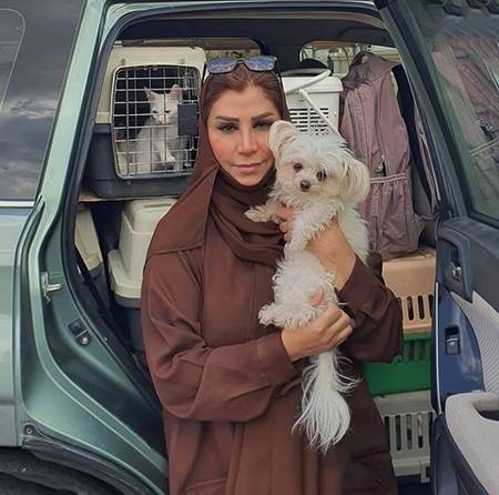زنی صاحب سگ و گربه در عمان
