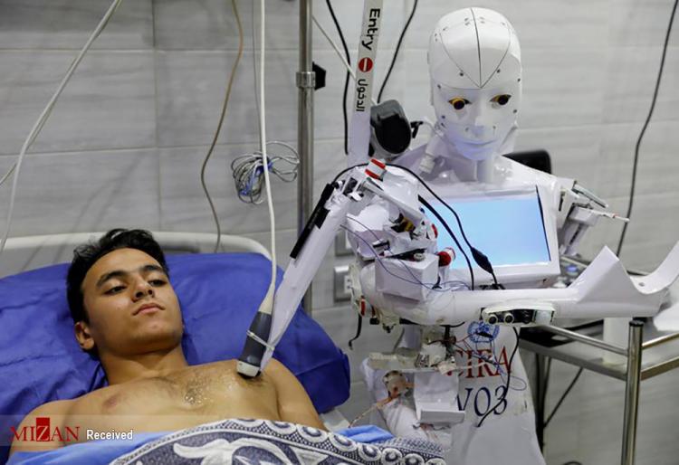 تصاویر دخالت ربات ها در درمان بیماران کرونا,تصاویر ربات ها در کنار بیماران کرونا,عکس های نقش ربات ها در بهبود بیماران کرونا