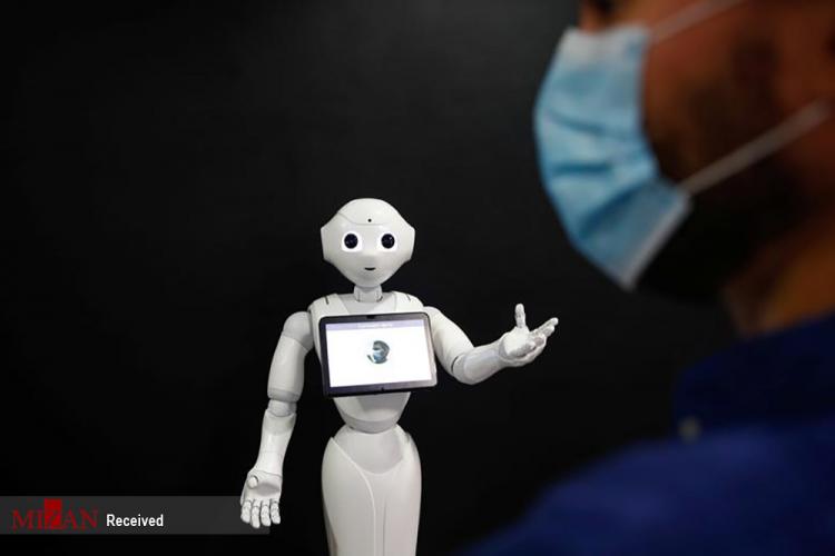 تصاویر دخالت ربات ها در درمان بیماران کرونا,تصاویر ربات ها در کنار بیماران کرونا,عکس های نقش ربات ها در بهبود بیماران کرونا