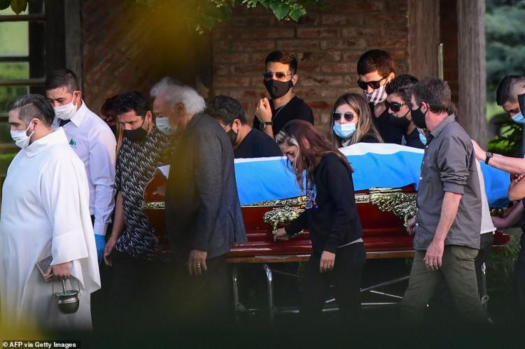 تصاویر مراسم خاکسپاری مارادونا,عکس های مراسم تشییع پیکر مارادونا,تصاویر مراسم خاکسپاری مارادونا در آرژانتین