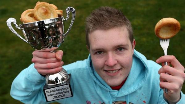 کسب مقام اول لیگ شکمو‌های انگلیس توسط یک جوان ۲۲ ساله