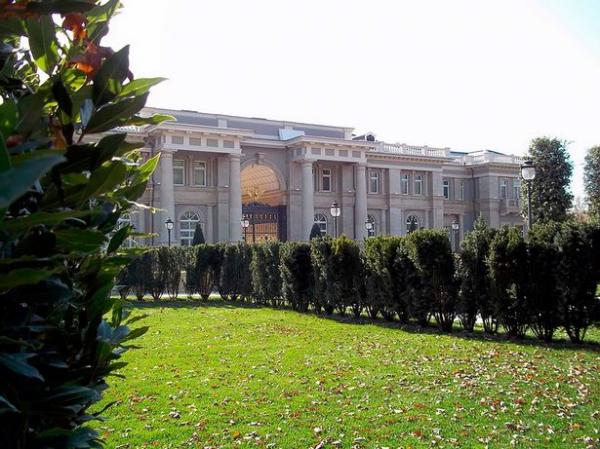 پوتین, قصر مجلل میلیون پوندی پوتین در روستای میلیاردرها