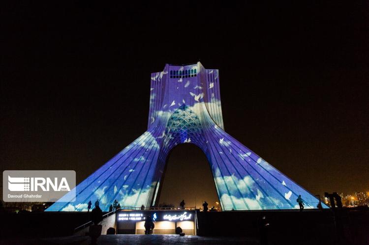 تصاویر نورپردازی برج آزادی به یاد جانباختگان هواپیمای اوکراینی,تصاویری از نورپردازی برج آزادی,تصاویری از برج آزادی در شب سالگرد جانباختگان هواپیمای اوکراینی