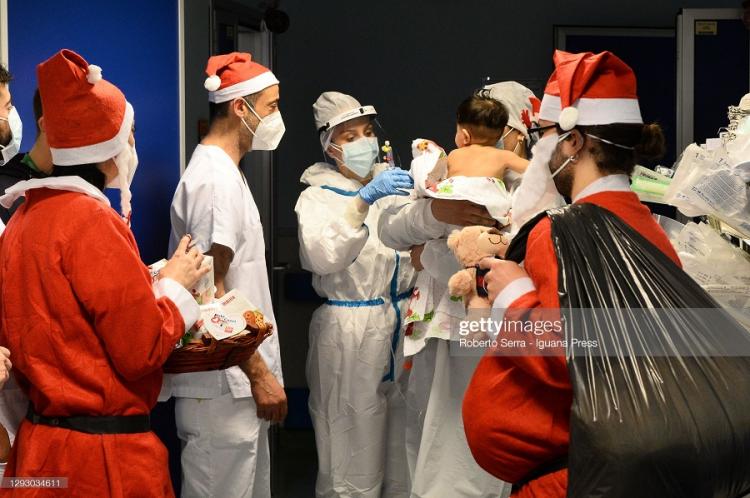 تصاویر جو شادِ کریسمسی در بیمارستان های ایتالیا,عکس های جشن کریسمس در ایتالیا,تصاویر جشن کریسمس در بیمارستان های ایتالیا