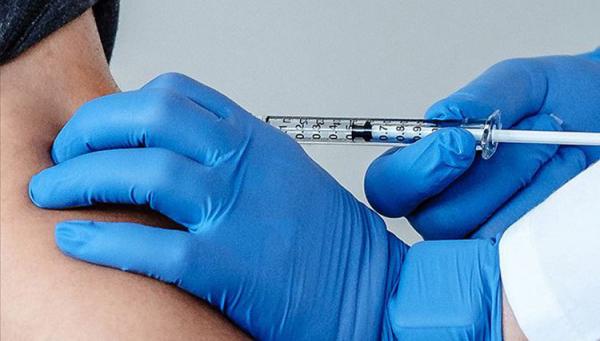 رنامه واکسیناسیون جهانی,واکسن کرونا برای گروه‌های حساس و کادر درمان