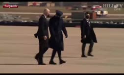 فیلم/ زمین خوردن جو بایدن هنگام بالا رفتن از پله‌های هواپیما