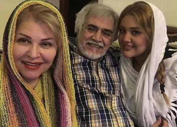 اکرم محمدی در کنار دختر و همسرش