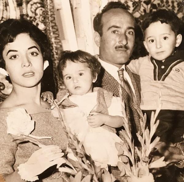 عکس قدیمی آزیتا حاجیان با والدینش