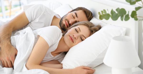 فواید خوابیدن در کنار همسر,خوابیدن کنار همسر چه فوایدی دارد