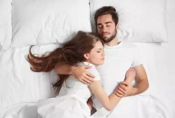 فواید خوابیدن در کنار همسر,تاثیر خوابیدن در کنار همسر