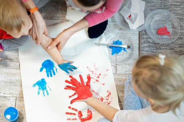 تاثیر نقاشی قلمو در بهبود مهارت‌های کودکان