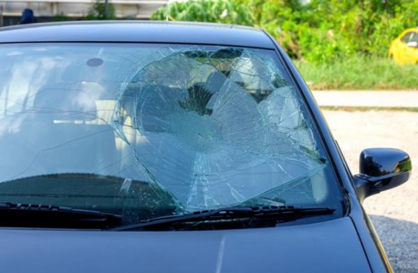 دلایل ترک خوردن شیشه خودرو,ترک خوردن شیشه اتومبیل,ترک خوردن شیشه ماشین