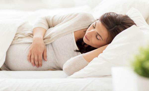 استراحت و خواب کافی، چگونه با خستگی در دوران بارداری مقابله کنیم