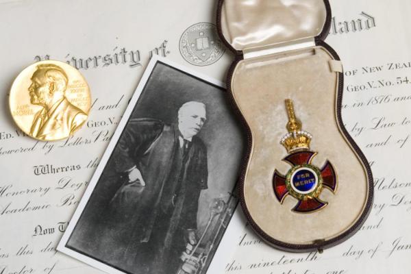 جایزه نوبل و مدال انجمن سلطنتی ارنست رادرفورد