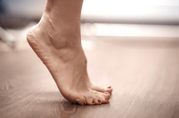 حرکت ایستادن روی انگشت پا برای درمان صدمات مچ پا