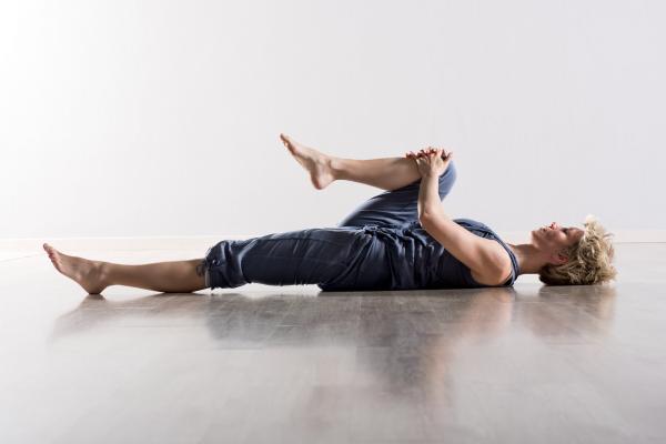 تمرین عضلات همسترینگ، حرکات ورزشی کششی برای درمان نشستن طولانی