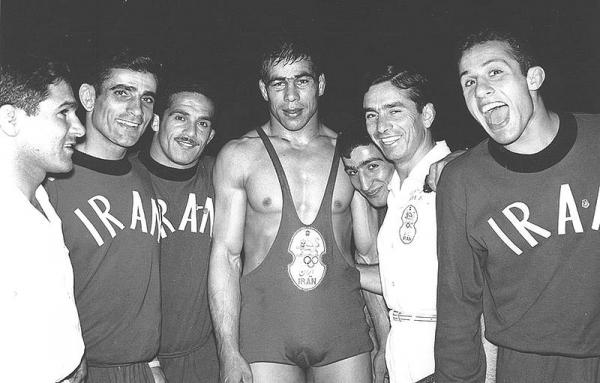 غلامرضا تختی در کنار ورزشکاران ایرانی دیگر